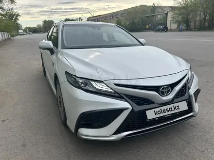 Toyota Camry 2022 года за 21 000 000 тг. в Караганда