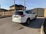 Toyota RAV4 2017 года за 9 000 000 тг. в Актобе – фото 2