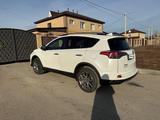 Toyota RAV4 2017 года за 9 000 000 тг. в Актобе – фото 3