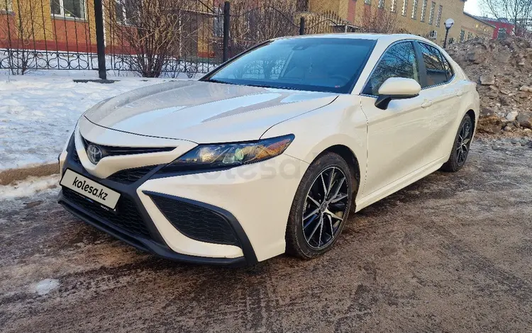 Toyota Camry 2021 года за 14 200 000 тг. в Астана