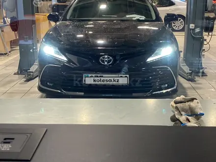 Toyota Camry 2023 года за 17 900 000 тг. в Алматы