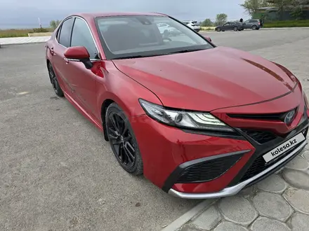 Toyota Camry 2022 года за 12 700 000 тг. в Актау – фото 2
