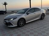 Toyota Camry 2022 года за 16 300 000 тг. в Актау – фото 2