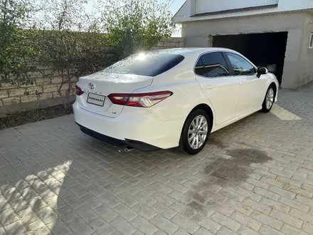 Toyota Camry 2018 года за 8 700 000 тг. в Актау – фото 4