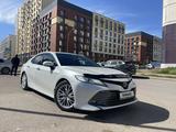 Toyota Camry 2018 года за 13 800 000 тг. в Астана