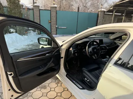 BMW 540 2019 года за 29 500 000 тг. в Алматы – фото 13