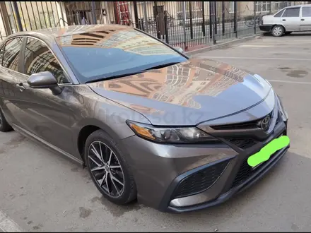 Toyota Camry 2021 года за 11 798 000 тг. в Астана – фото 2