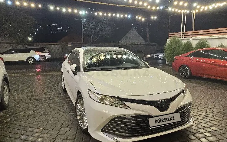 Toyota Camry 2018 года за 13 000 000 тг. в Алматы