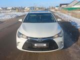 Toyota Camry 2015 года за 7 300 000 тг. в Уральск – фото 2