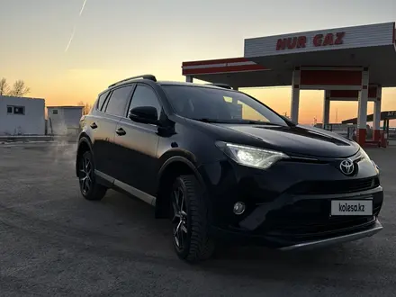 Toyota RAV4 2018 года за 14 000 000 тг. в Актобе – фото 2