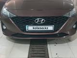 Hyundai Solaris 2021 года за 7 500 000 тг. в Уральск – фото 2