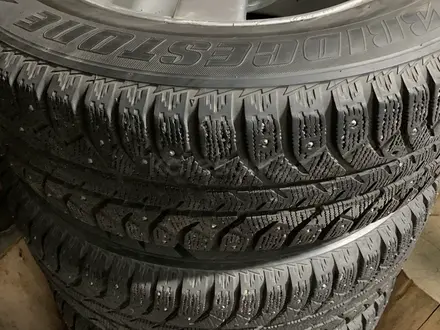 Шипованные шины с дисками Bridgestone Ice Cruiser 7000 за 210 000 тг. в Алматы