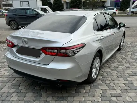 Toyota Camry 2023 года за 18 300 000 тг. в Алматы – фото 2