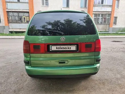 Volkswagen Sharan 2000 года за 2 800 000 тг. в Астана