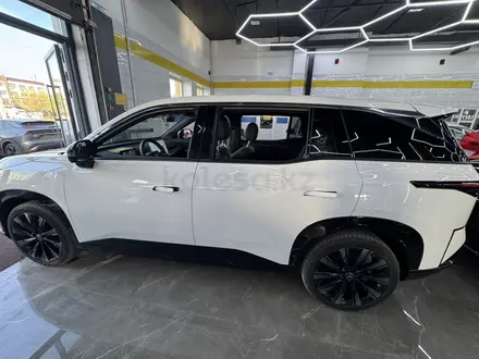 Toyota bZ3X 2025 года за 13 300 000 тг. в Астана – фото 2