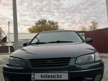 Toyota Camry 1998 года за 3 500 000 тг. в Шиели – фото 15