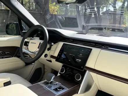 Land Rover Range Rover 2023 года за 121 300 000 тг. в Алматы – фото 8