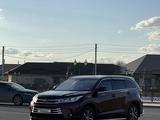 Toyota Highlander 2018 года за 20 000 000 тг. в Атырау – фото 2