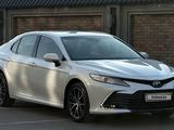Toyota Camry 2023 года за 15 900 000 тг. в Шымкент – фото 2