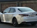 Toyota Camry 2023 года за 15 900 000 тг. в Шымкент – фото 3
