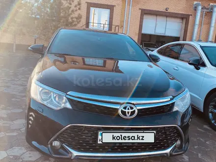 Toyota Camry 2015 года за 10 500 000 тг. в Актобе – фото 2