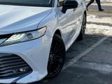 Toyota Camry 2018 года за 13 500 000 тг. в Алматы – фото 3