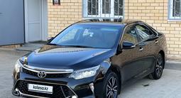 Toyota Camry 2018 года за 14 300 000 тг. в Актобе – фото 2