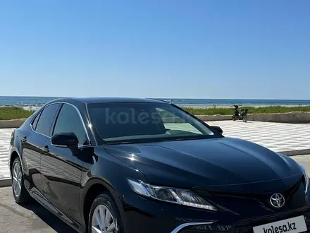 Toyota Camry 2023 года за 17 500 000 тг. в Актау – фото 2