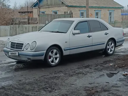 Mercedes-Benz E 230 1997 года за 2 800 000 тг. в Петропавловск