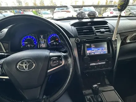 Toyota Camry 2015 года за 11 500 000 тг. в Актобе – фото 9