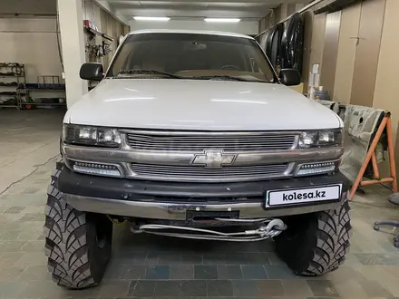 Chevrolet Suburban 2000 года за 8 500 000 тг. в Алматы – фото 9