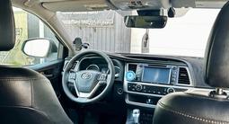 Toyota Highlander 2017 года за 12 000 000 тг. в Актау – фото 2
