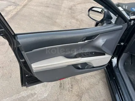 Toyota Camry 2020 года за 9 962 650 тг. в Алматы – фото 13