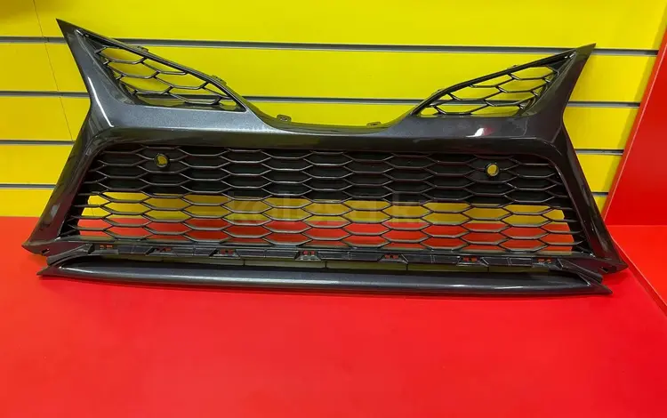 Решетка бампера на Toyota Camry за 40 000 тг. в Алматы