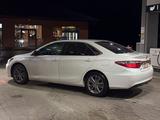 Toyota Camry 2015 года за 5 300 000 тг. в Уральск – фото 2