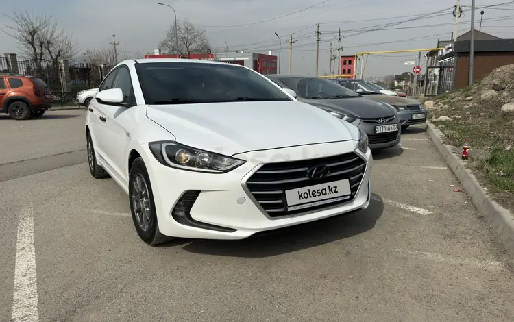 Hyundai Elantra 2018 годаүшін8 200 000 тг. в Алматы