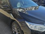 Toyota Camry 2015 года за 11 000 000 тг. в Актобе