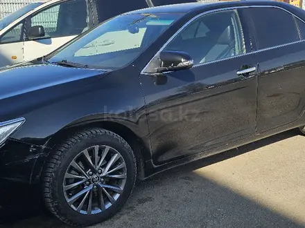 Toyota Camry 2015 года за 11 000 000 тг. в Актобе – фото 2