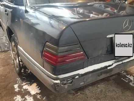 Mercedes-Benz E 230 1991 года за 1 100 000 тг. в Караганда – фото 2