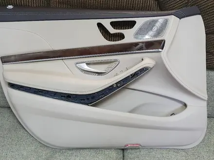 Обшивка на переднюю левую дверь на Mercedes-Benz W222 за 50 000 тг. в Алматы