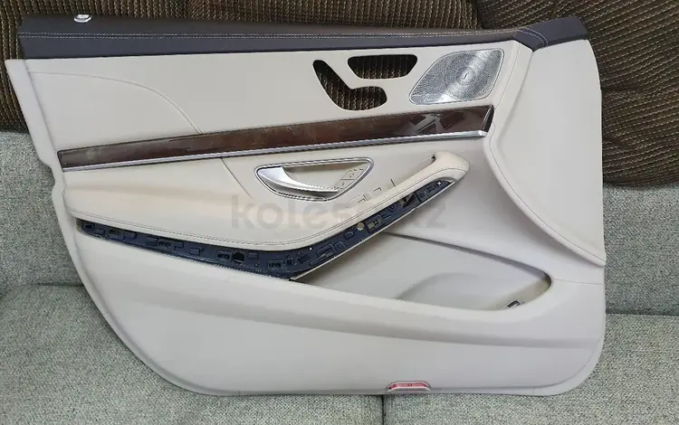 Обшивка на переднюю левую дверь на Mercedes-Benz W222 за 50 000 тг. в Алматы