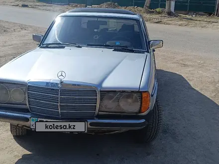 Mercedes-Benz E 230 1981 года за 1 200 000 тг. в Астана – фото 2