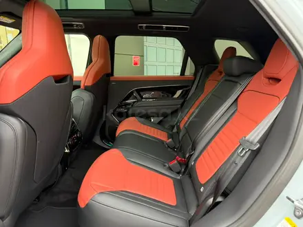 Land Rover Range Rover Sport SV 2026 года за 142 366 000 тг. в Алматы – фото 11