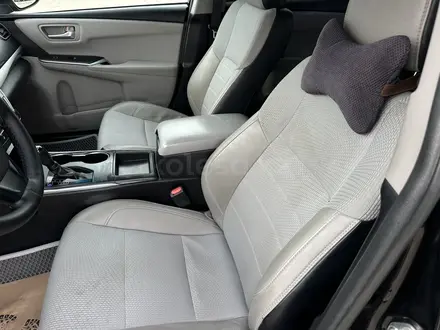 Toyota Camry 2016 года за 8 800 000 тг. в Атырау – фото 11