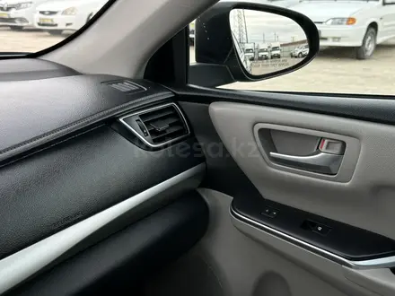 Toyota Camry 2016 года за 8 800 000 тг. в Атырау – фото 25