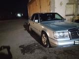Mercedes-Benz E 200 1993 годаүшін999 999 тг. в Караганда – фото 3