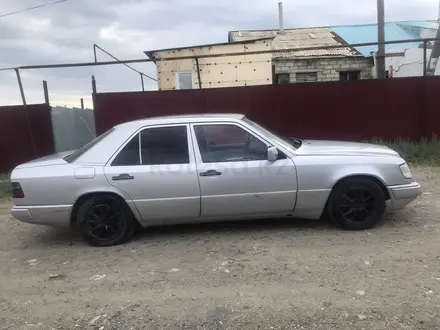 Mercedes-Benz E 300 1989 года за 600 000 тг. в Актобе – фото 2