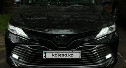 Toyota Camry 2018 года за 14 890 000 тг. в Астана – фото 2