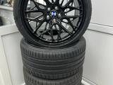 Диски bmw G30 кованные в комплекте с новой резиной и датчиками за 1 100 000 тг. в Астана