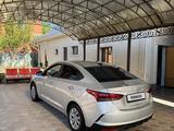 Hyundai Accent 2021 года за 6 850 000 тг. в Уральск – фото 2